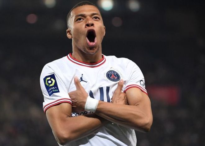 足球国足训练课发生小插曲，球员被逗笑