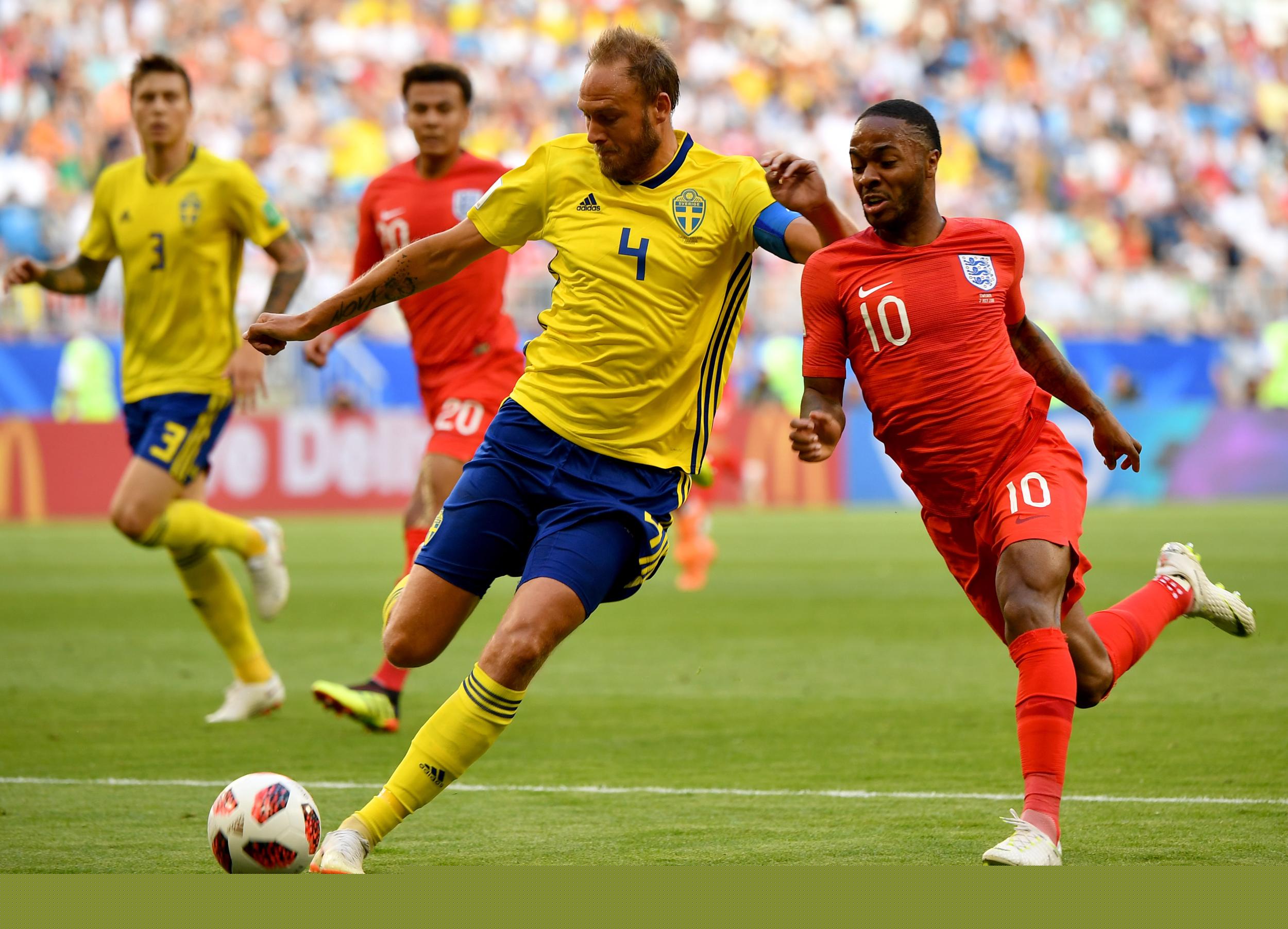 被与梅西比较？伦纳特-卡尔：我不能和他相比，他是我的偶像