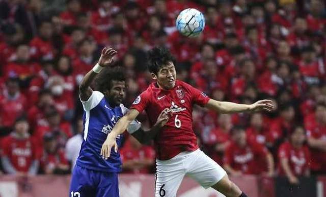 惨败国安后亚泰球员贺一然被自家球迷辱骂，他做出手势回击