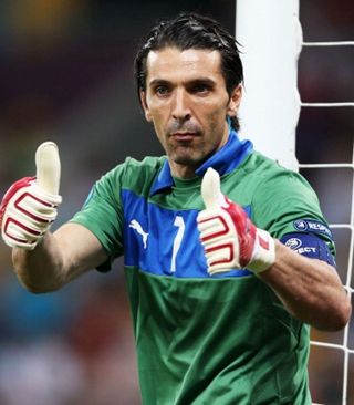 欧冠赛场精彩瞬间：皇马主场2-0取胜,