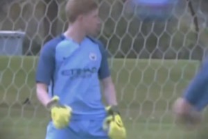 欧冠赛前穆里尼奥与两名昔日弟子重逢，并亲吻了斯内德的光头（欧冠赛前，穆里尼奥与两位旧将重逢，还亲吻了斯内德的光头）