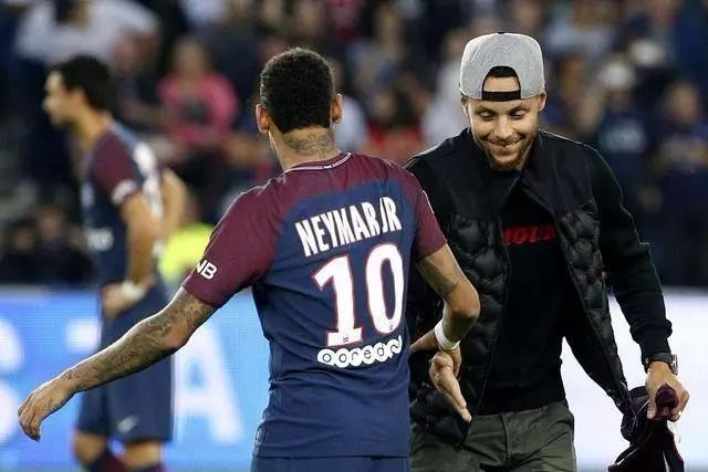 官方：德甲、德乙球场内的记分牌和屏幕将显示实际补时时间